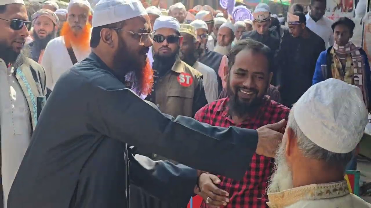 বাকেরগঞ্জ নিয়ামতি বন্দরে গণসংযোগ করেন হাতপাখা মার্কার প্রার্থী শায়খে চরমোনাই।