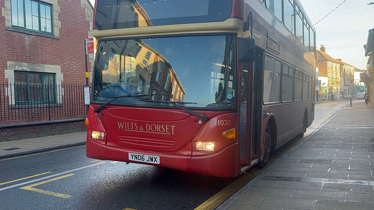 Salisbury Reds 1020 YN06 JWX in the R1 to Bemerton Heath