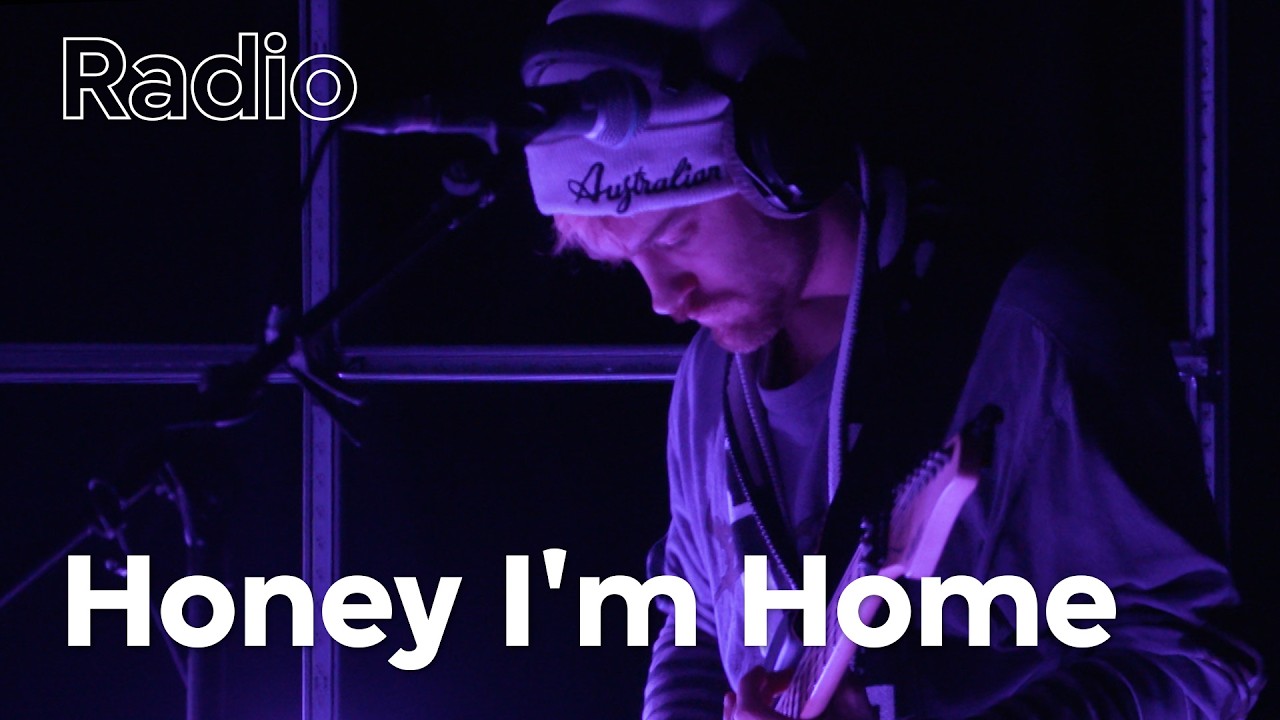 Honey I&rsquo;m Home - live at 3voor12 Radio