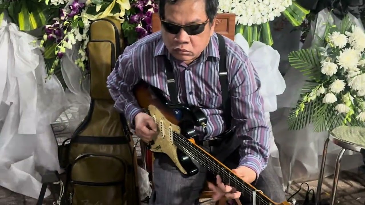 Người điện yêu trăng. Minh minh tâm hát với 2 danh cầm  hữu hạnh. Hồ kịp