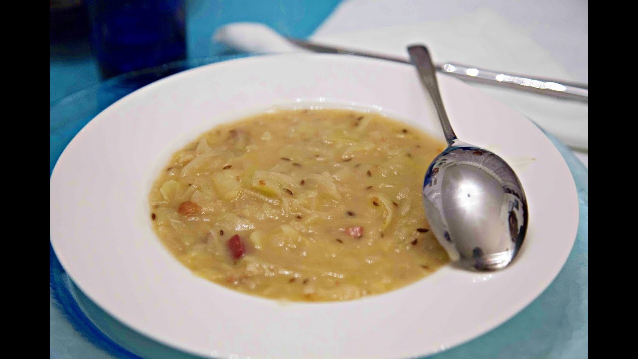 Minestra ispirata alla jota triestina con cavolo cappuccio, fagioli, patate