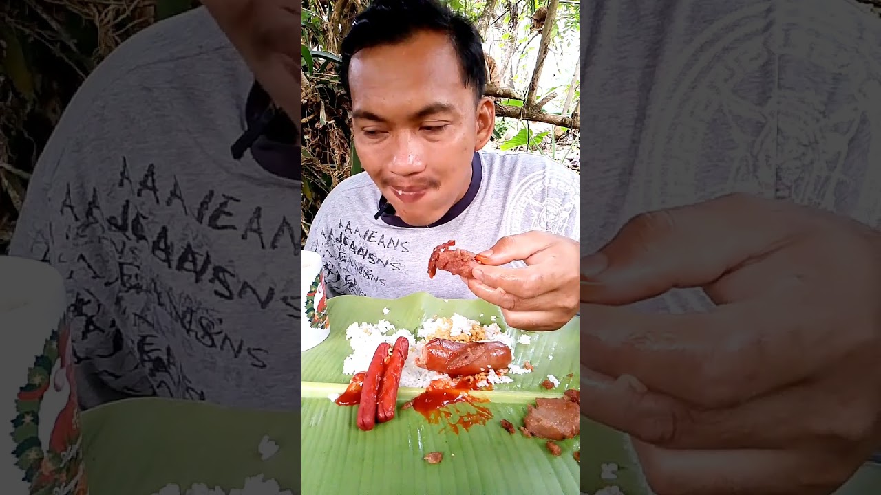 Kain tayo mga kalapnoy masarap ang ulam ko sausage hot dog pancit canton at beef loaf 