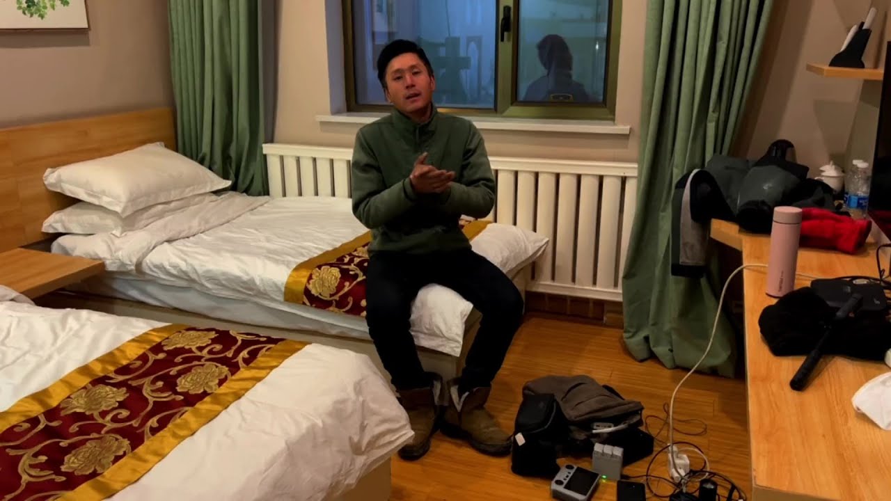 终于骑出无人区了，住进110元旅店洗澡充电，点了两个菜喝点啤酒