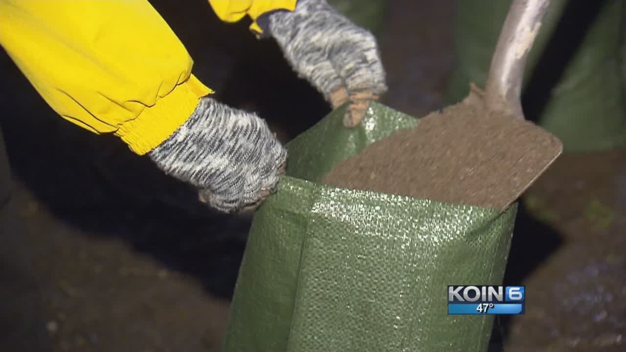 People prepare for the floods in Clackamas County