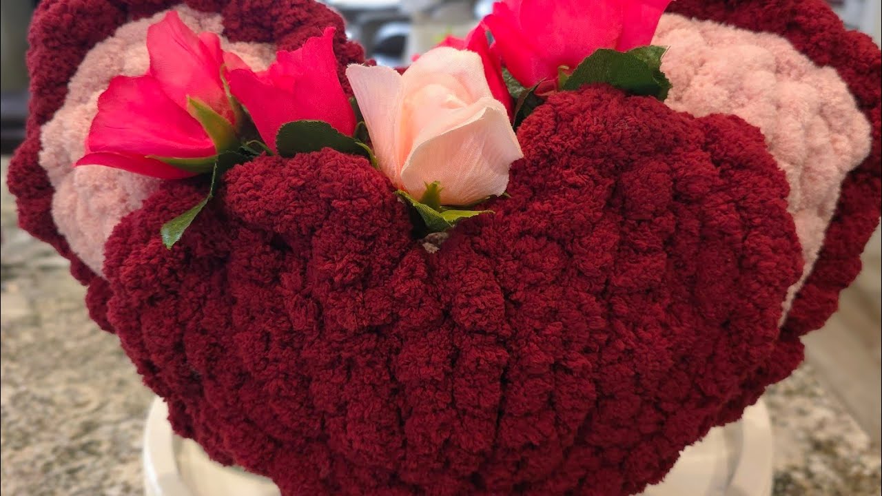 Посмотрите, как я заканчиваю свою вязаную подушечку в форме сердца. 🧶💕