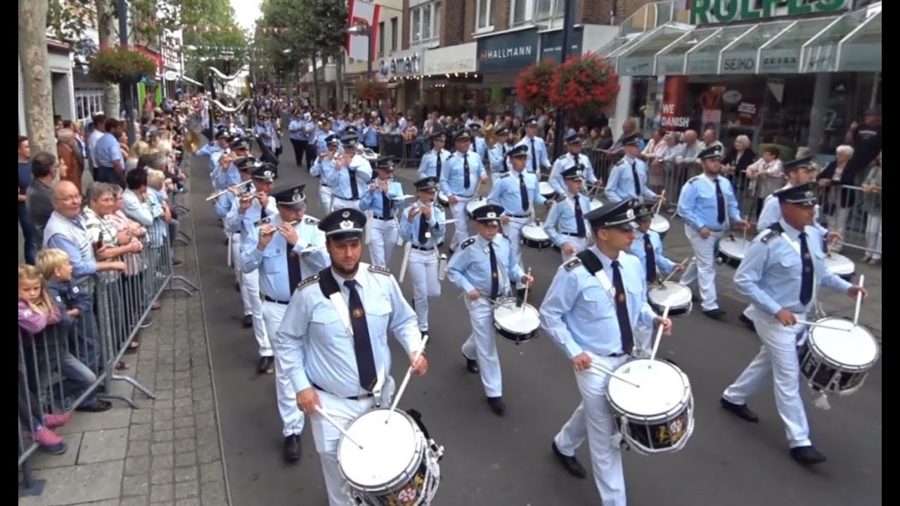 Schützenfest 2019. Der Sonntagsumzug auf der Breitestrasse in Grevenbroich.