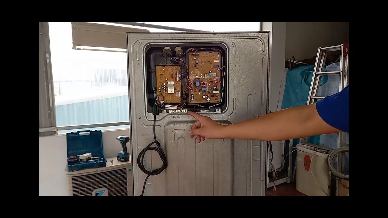 Mổ xẻ tủ lạnh Samsung inverter khảo sát đường đi ống, bố trí dây điện phục vụ công tác sửa chữa
