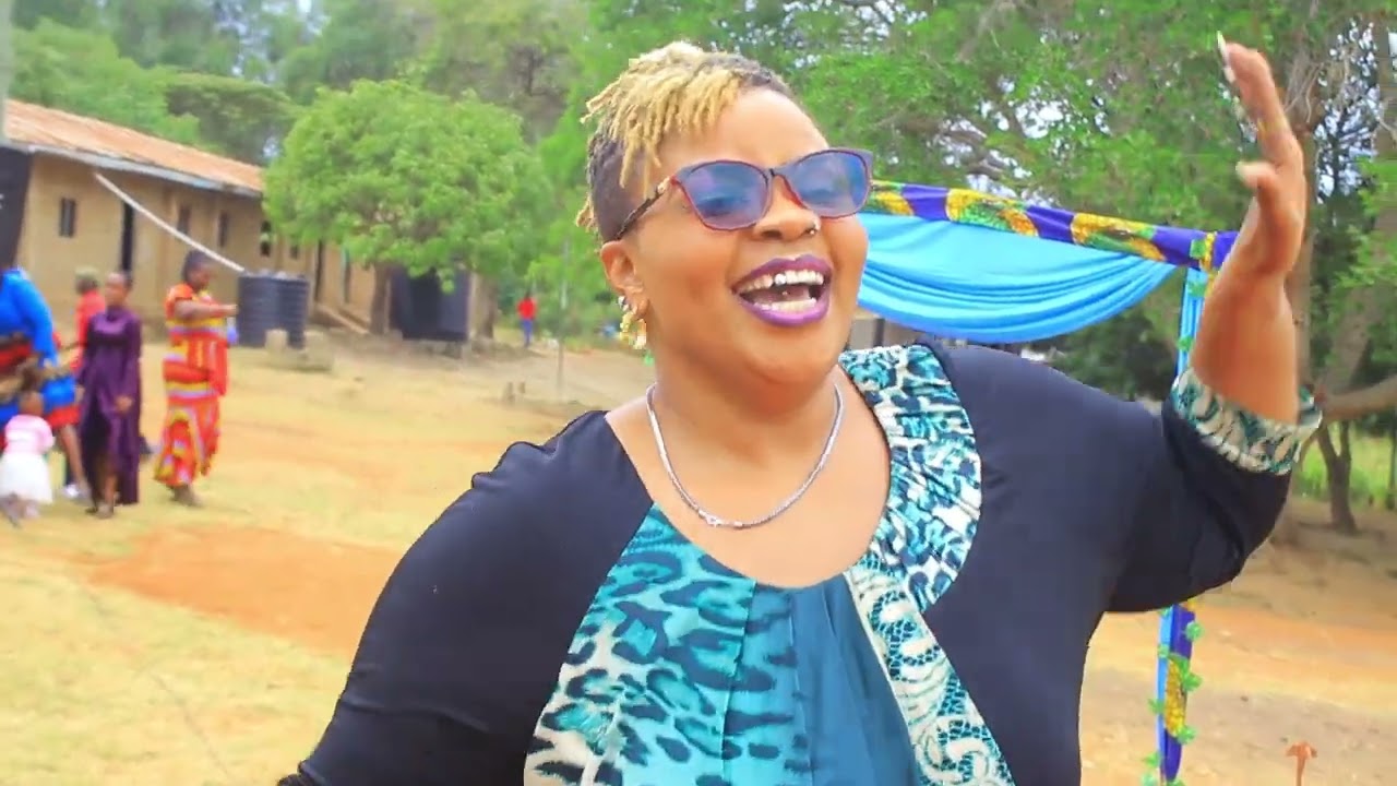 Swit Maggy introducing herself to the crowd