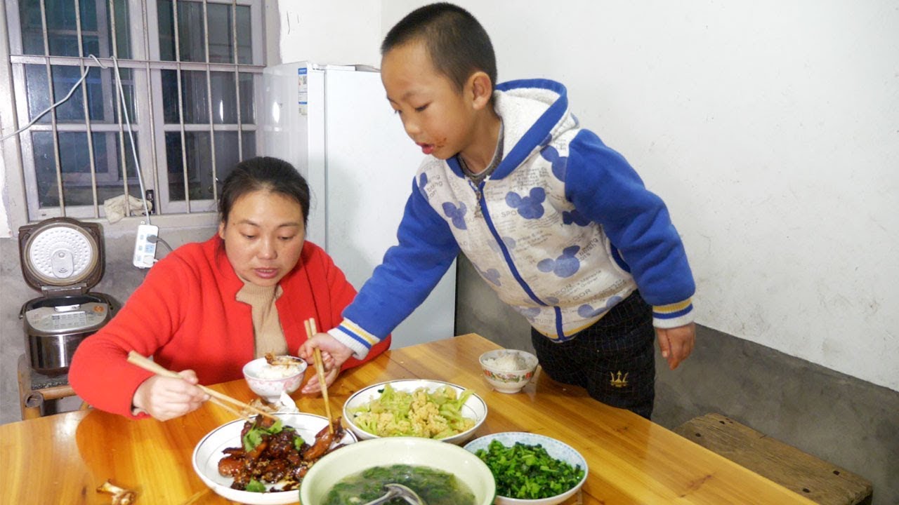 农村儿媳用柴火做可乐鸡翅，配着米饭吃，儿子小嘴嘟嘟吃不停