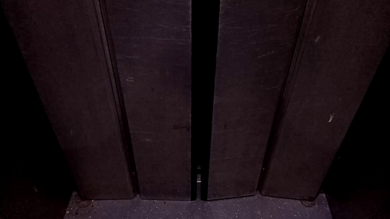 Schäfer Aufzüge - Großer Keller - Verlassene Aufzugs Maschine im Keller.