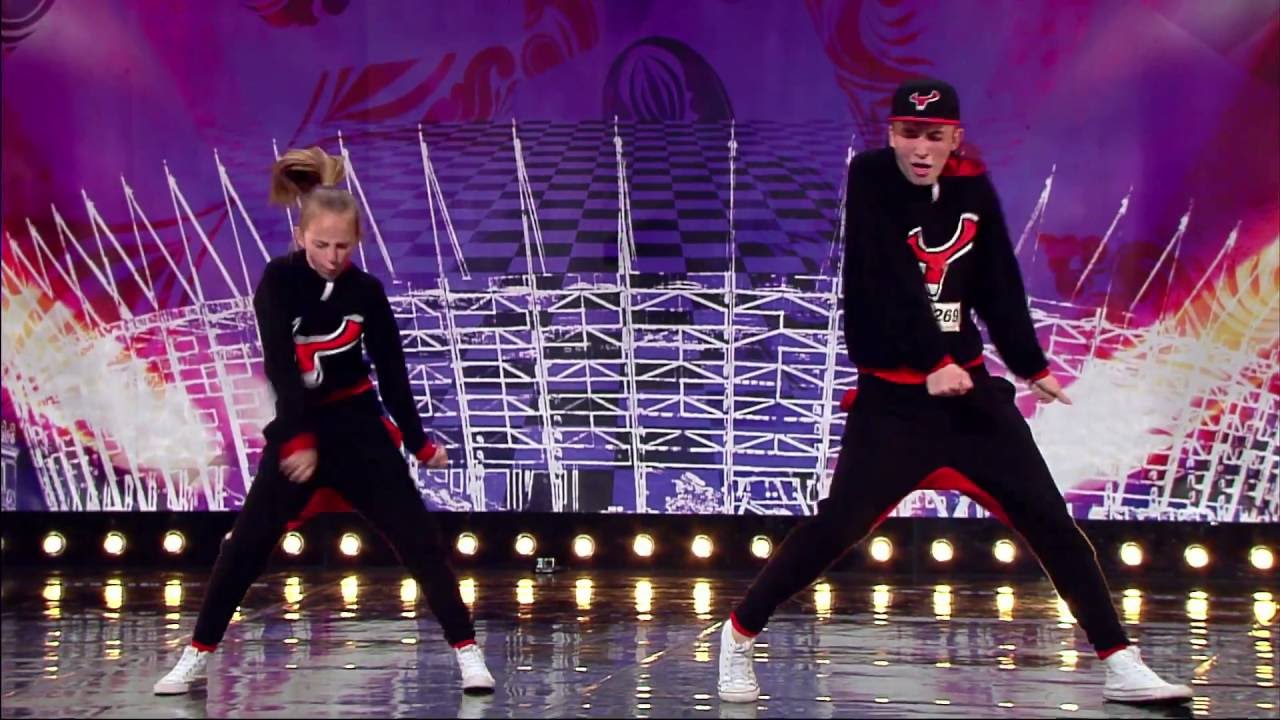 Para nastolatków świetnie bawiła się na scenie 