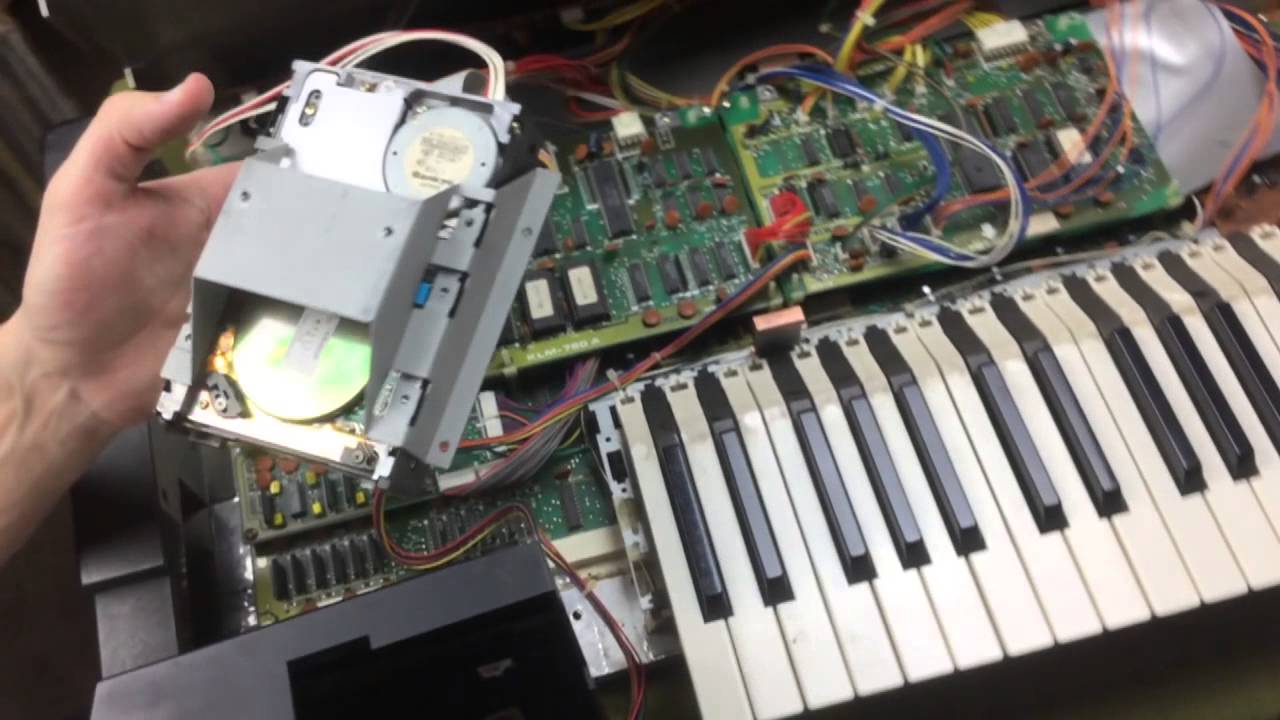 Replacing a floppy disk drive on a synthesizer (Korg DSS-1) - MIDIVERSE MONDAYS #6