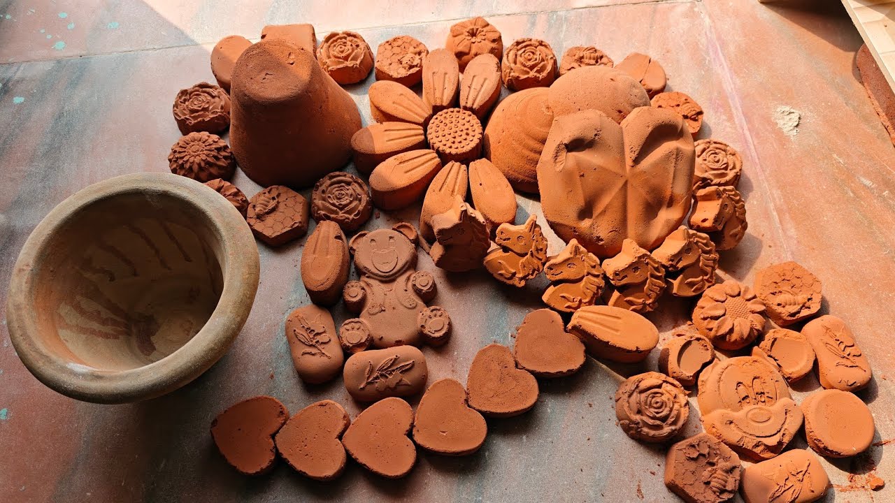 Bombastic dusty pure maroon dirt crumbl in Claypot soft +crunchy #purecement #clay #asmrsounds #mud 