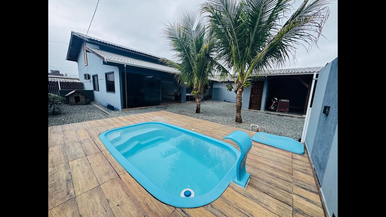Casa com piscina aquecida à venda no Itacolomi - Piçarras/SC