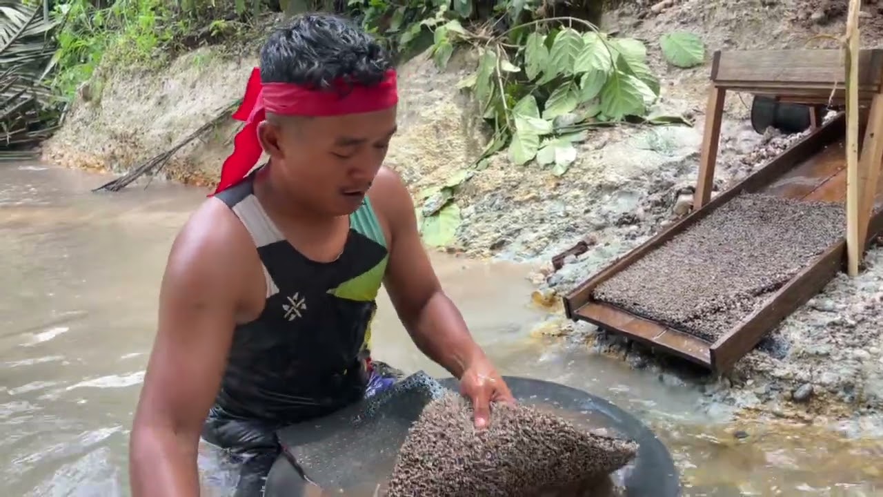 Wawww😱😱😱material tanah seperti ini lah yang di cari” para menambang emas 