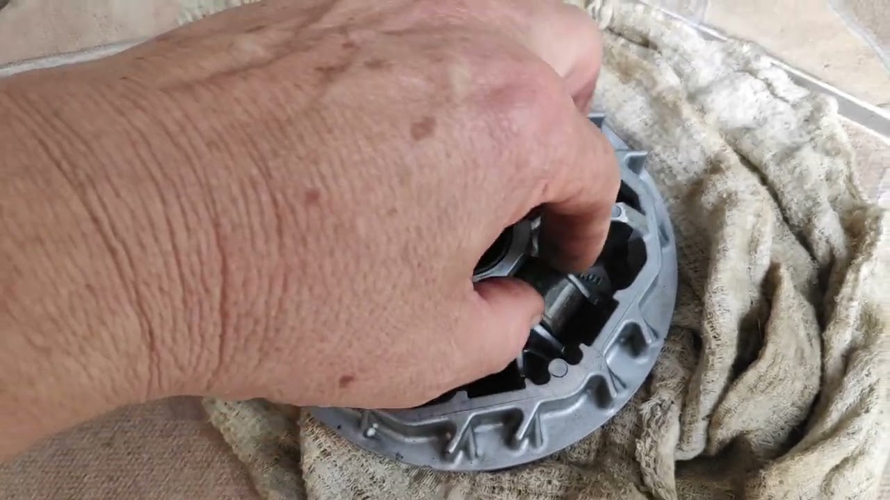 Como trocar correia e roletes da Honda SH 150 passo a passo