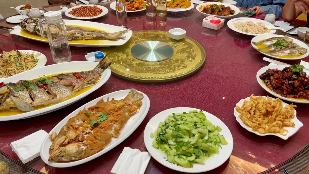 兴凯湖全鱼宴，兴凯湖鱼数量稀少价格昂贵，这一桌得值多少钱？【莹莹】