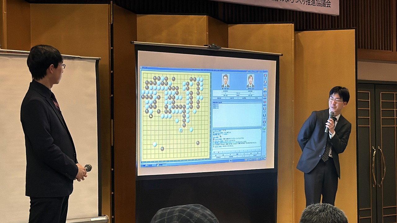 第50期棋聖戦第2局「尾道対局」終局後に大盤解説会場に一力遼棋聖と芝野虎丸十段が登壇