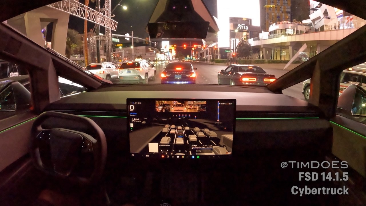 FSD 14.1.5 — Cybertruck на Лас-Вегас-Стрип