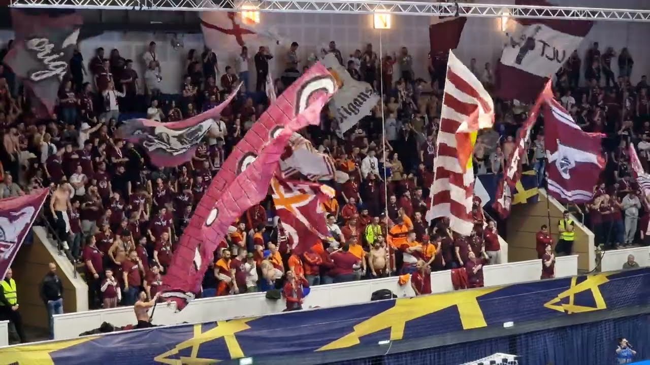 Cristi Săpunaru lider de galerie în Tribuna I la meciul de handbal al fetelor de la CS Rapid .