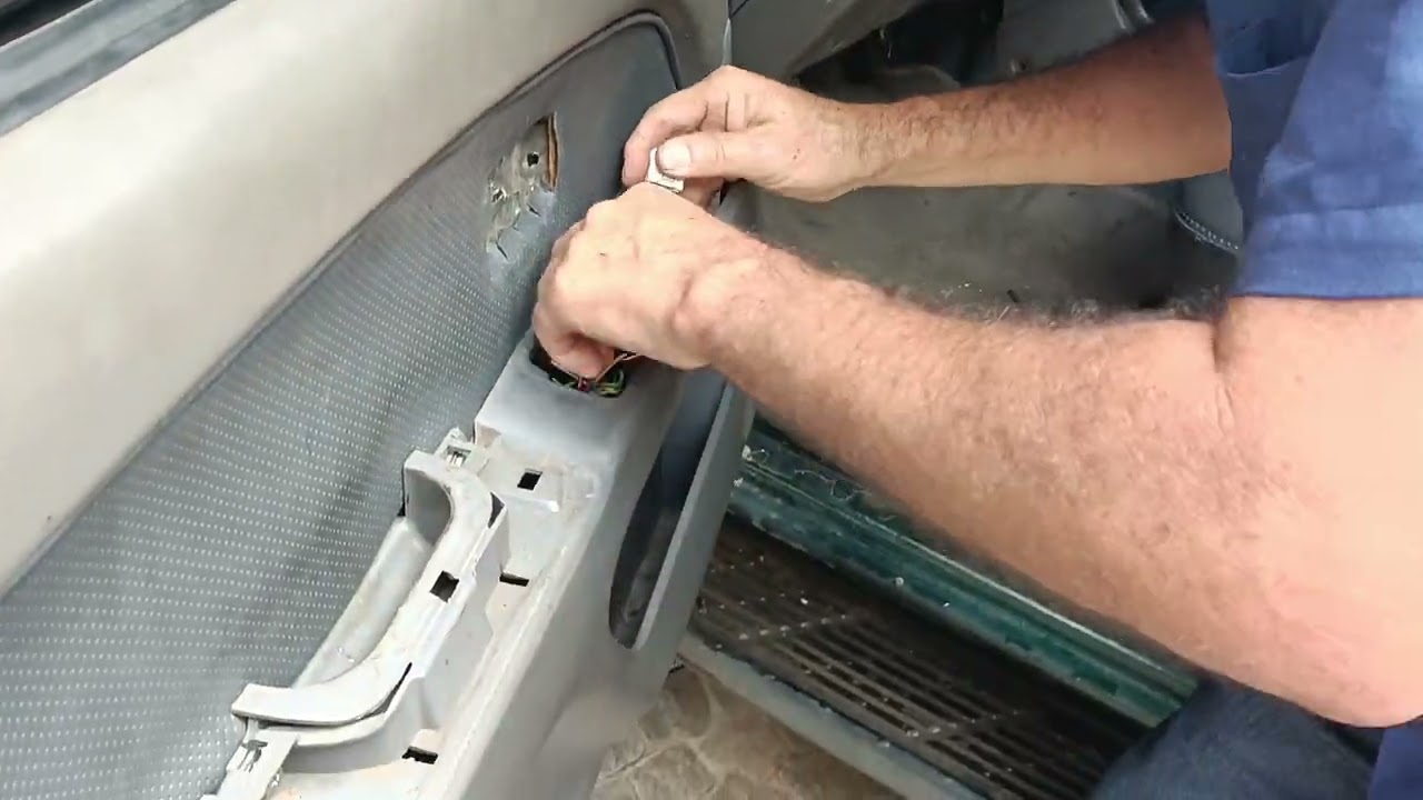 como desmontar e montar o forro da porta da Hilux