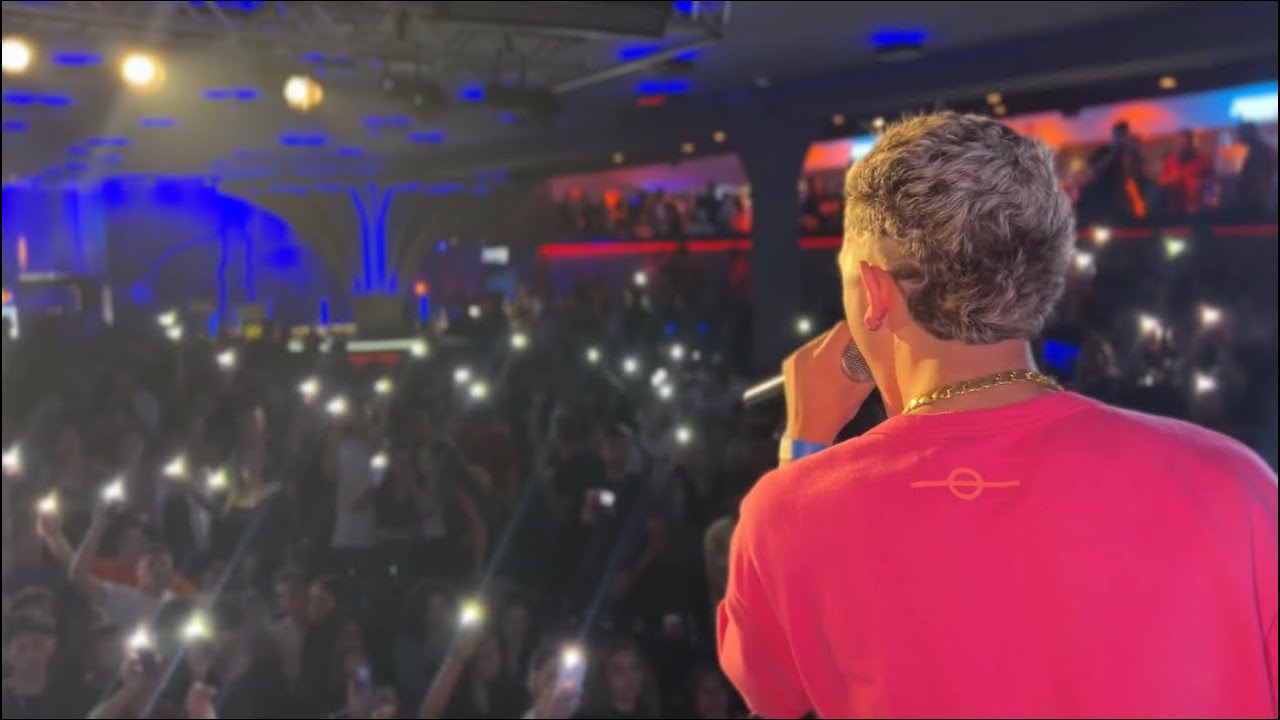 PARAMOS TUDO EM PARA DE MINAS & SUBI NO PALCO E TOQUEI MINHA MÚSICA