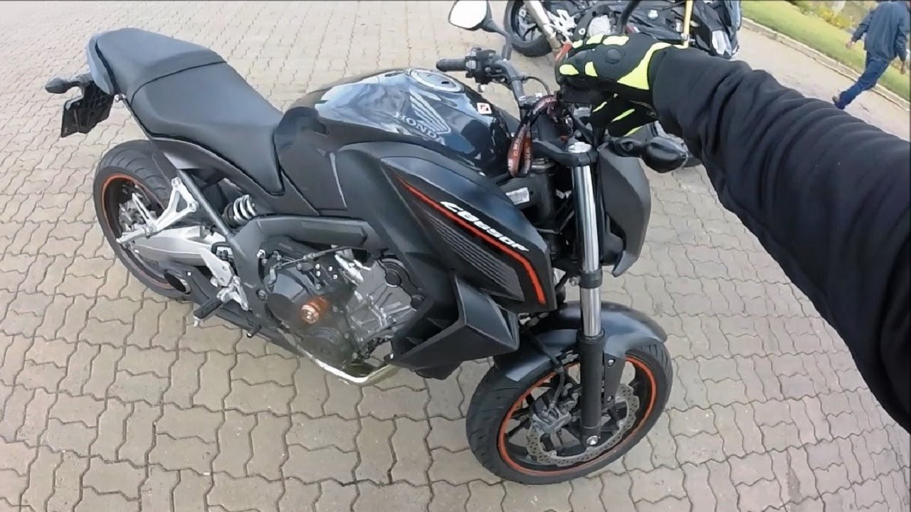 CB 650F COM ESCAPE ESPORTIVO NA PARADA