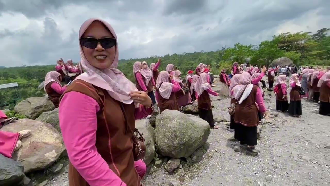 LIBURAN JOGJA NAIK JEEP KE PANTAI PARANGTRITIS DAN GUNUNG MERAPI …!!!!