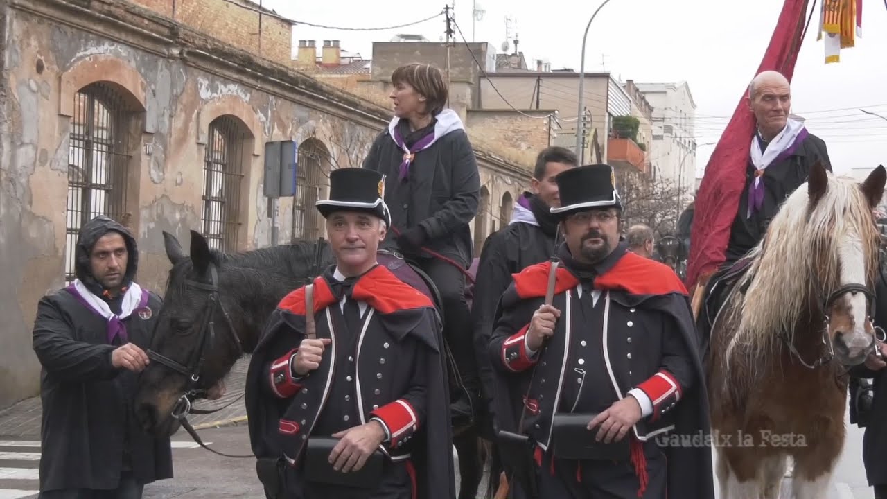 Els Tres Tombs d'Igualada sota la pluja.