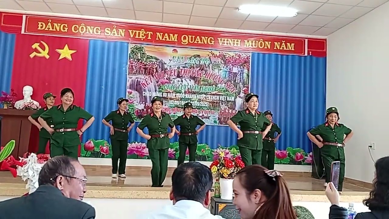 Các cụ 6c eaô đi Giao lưu 