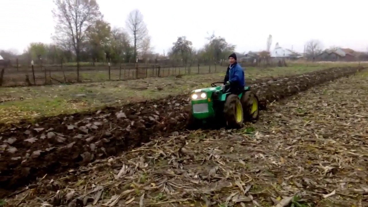 Tractor Ferrari la arat