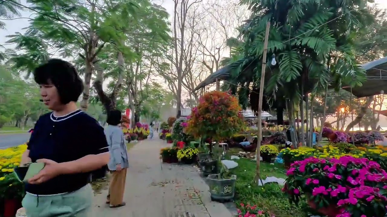 CHỢ HOA 30 TẾT Ở HUẾ BÔNG BA SẺ RA SAO CÒN NGẬP CHỢ LUÔN