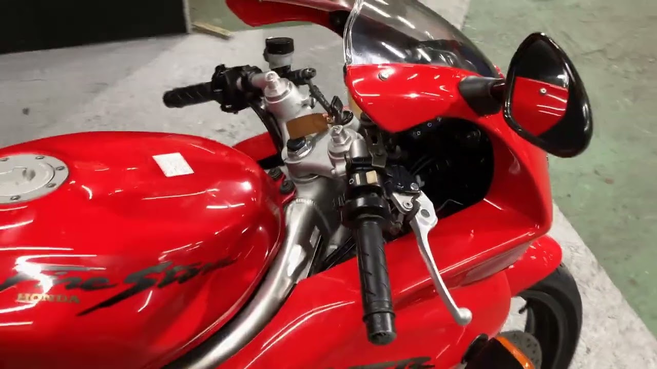 VTR1000F　Vツインエンジンらしい低回転域での鼓動感や、高回転域でのパンチの効いた加速感が楽しめるバイクです！【エンジン始動動画】