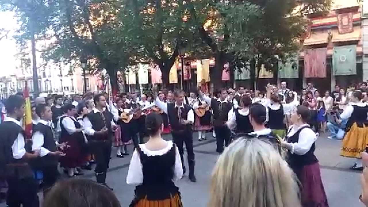Actuacion de los Coros y Danzas Despertar del Ayer en Zocodover.