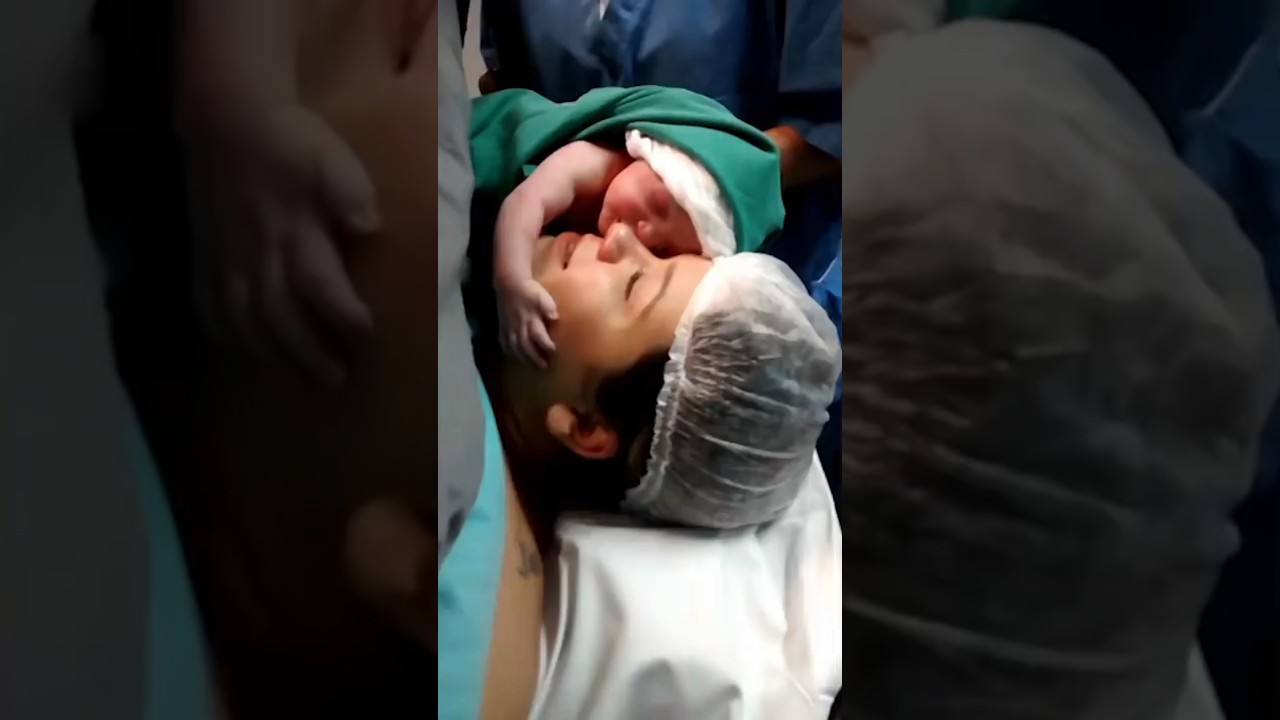Этот новорожденный ребенок обнял свою маму после рождения ❤️