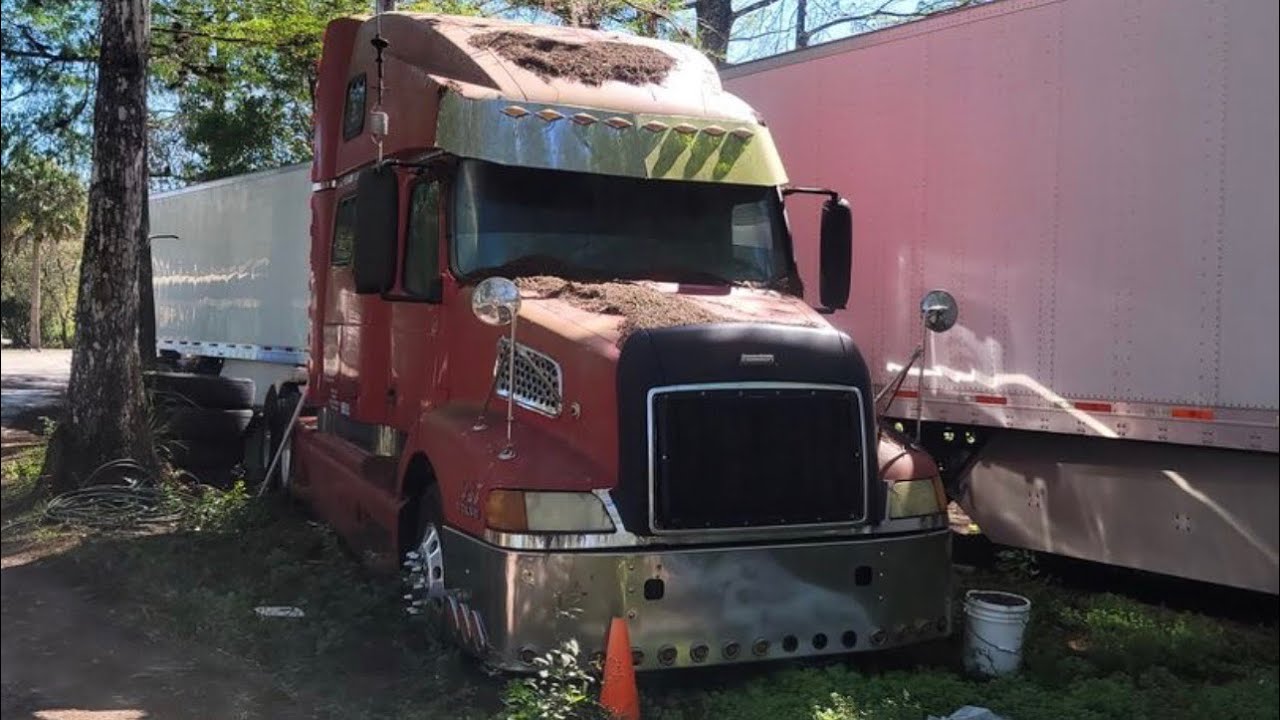 Rescue of a semi with Cummins N14 sitting for 12 years Volvo Vnl 770