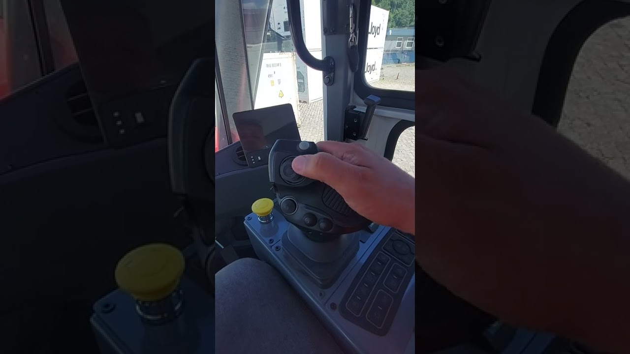Reach Stacker Kalmar 2022 but a new instruction of the most modern Joystick￼