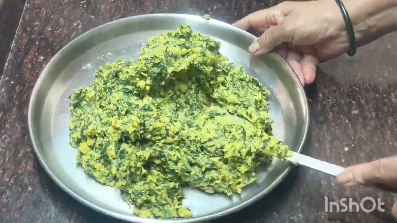 आळुच्या पानांमध्ये बटाटा किसून घालून पहा त्याच त्याच चालू आळुवड्या खाऊन कंटाळले असले तरही पद्धत बनवा
