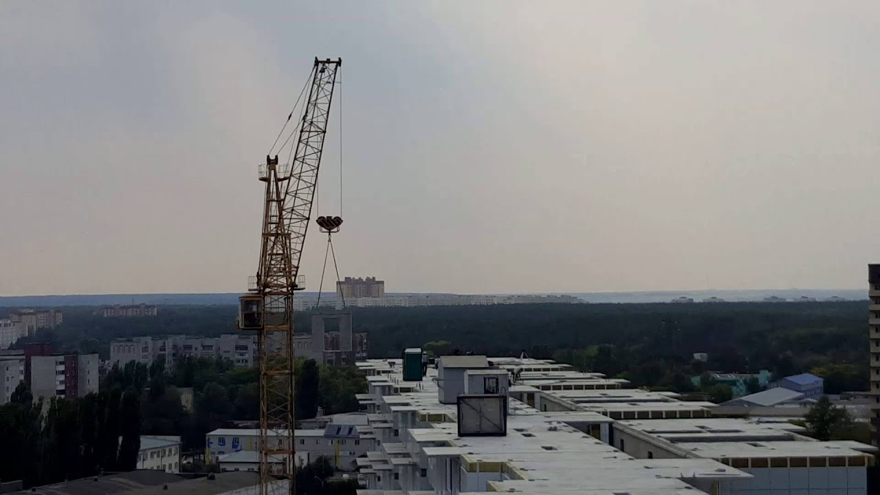 Разгрузка панелевоза башенным краном КБ-405.1А