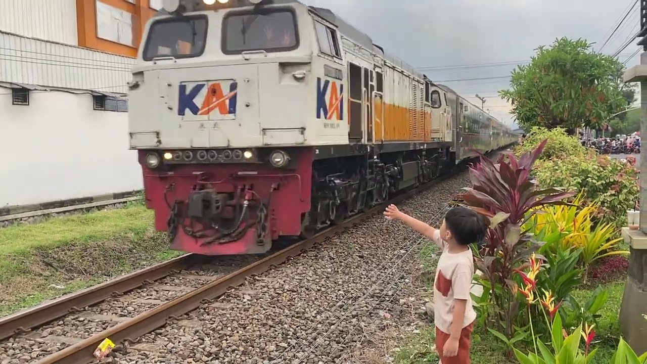 Barra nungguin kereta api berangkat 