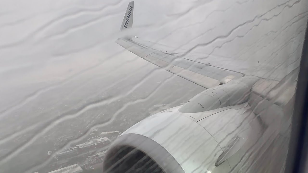 Ryanair Boeing 737-800 rainy arrival at Manchester airport 23R | SP-RKG
