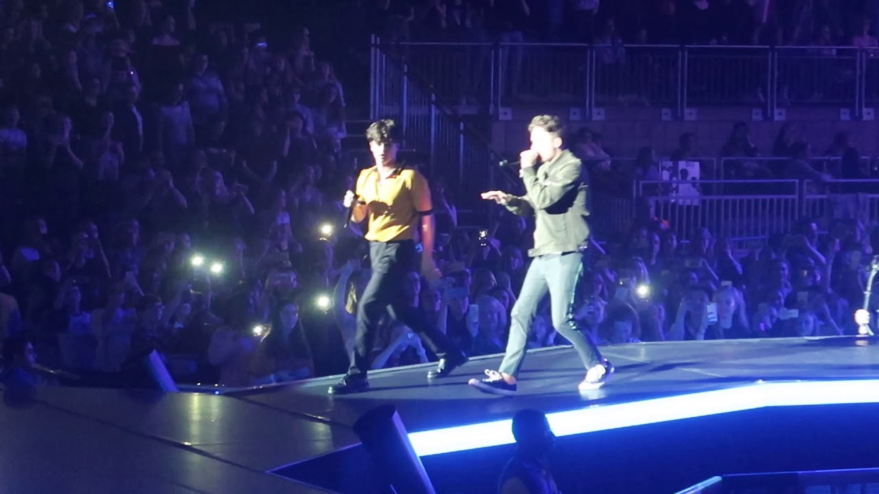 THE VAMPS X CONOR MAYNARD | ED SHEERAN - SHAPE OF YOU SING OFF LIVE AT THE O2 LONDON