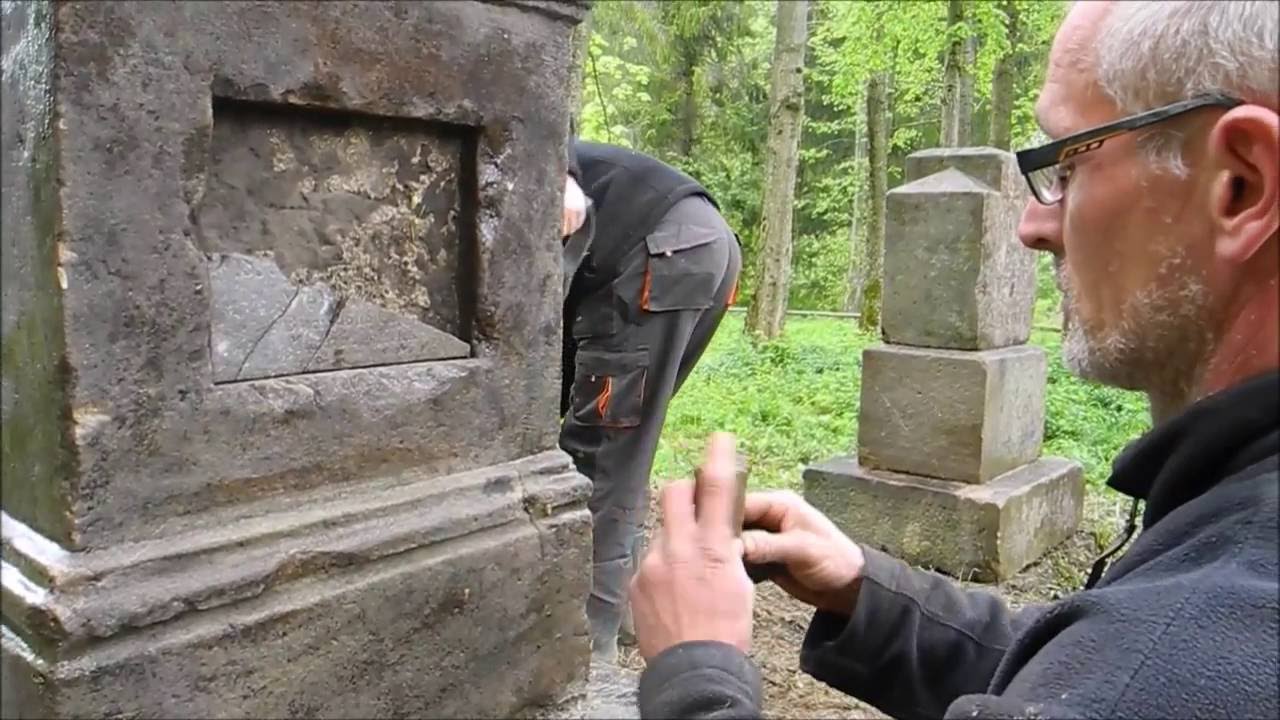 BIESZCZADY. Stary cmentarz powyżej osady Mik&oacute;w.
