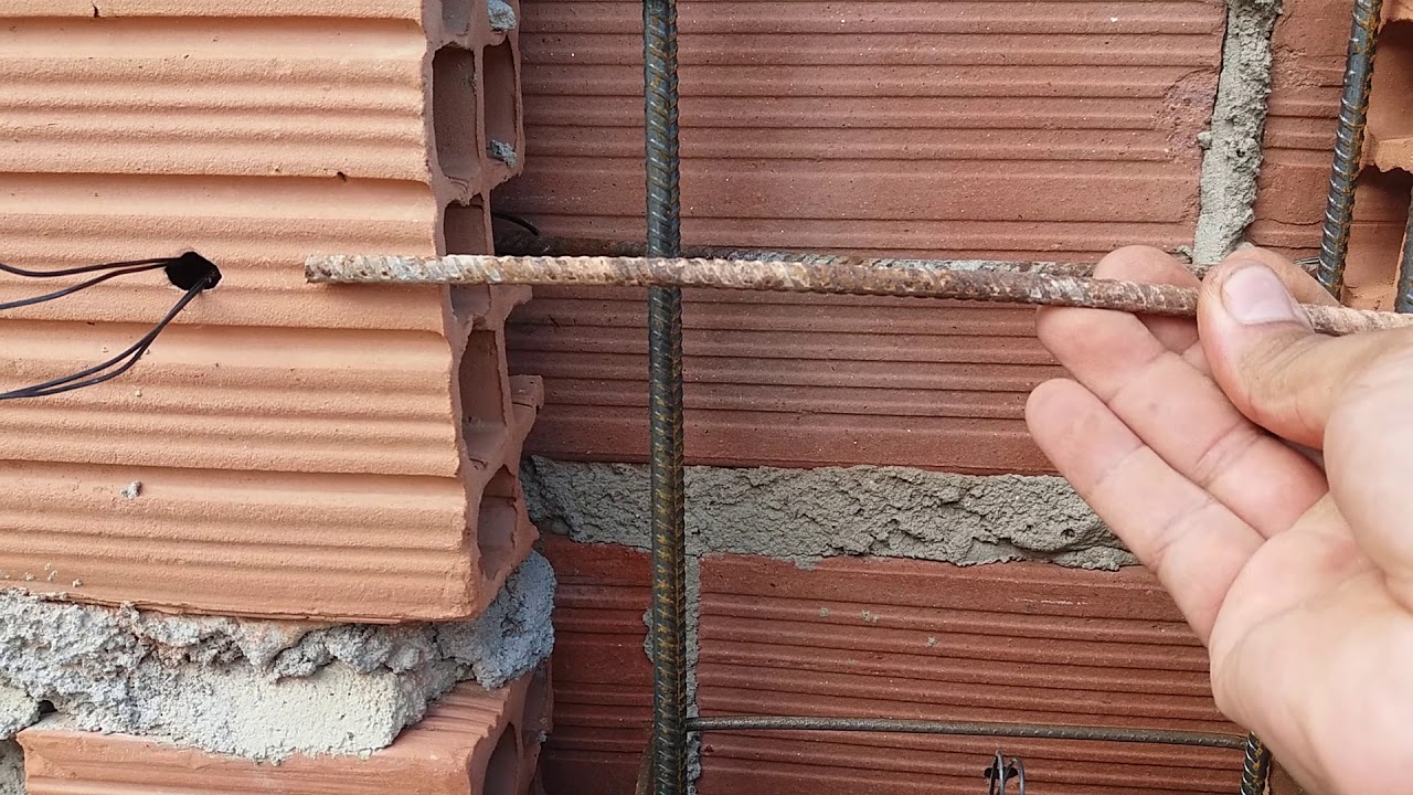 Como prender a tábua de um pilar encostada na parede do vizinho