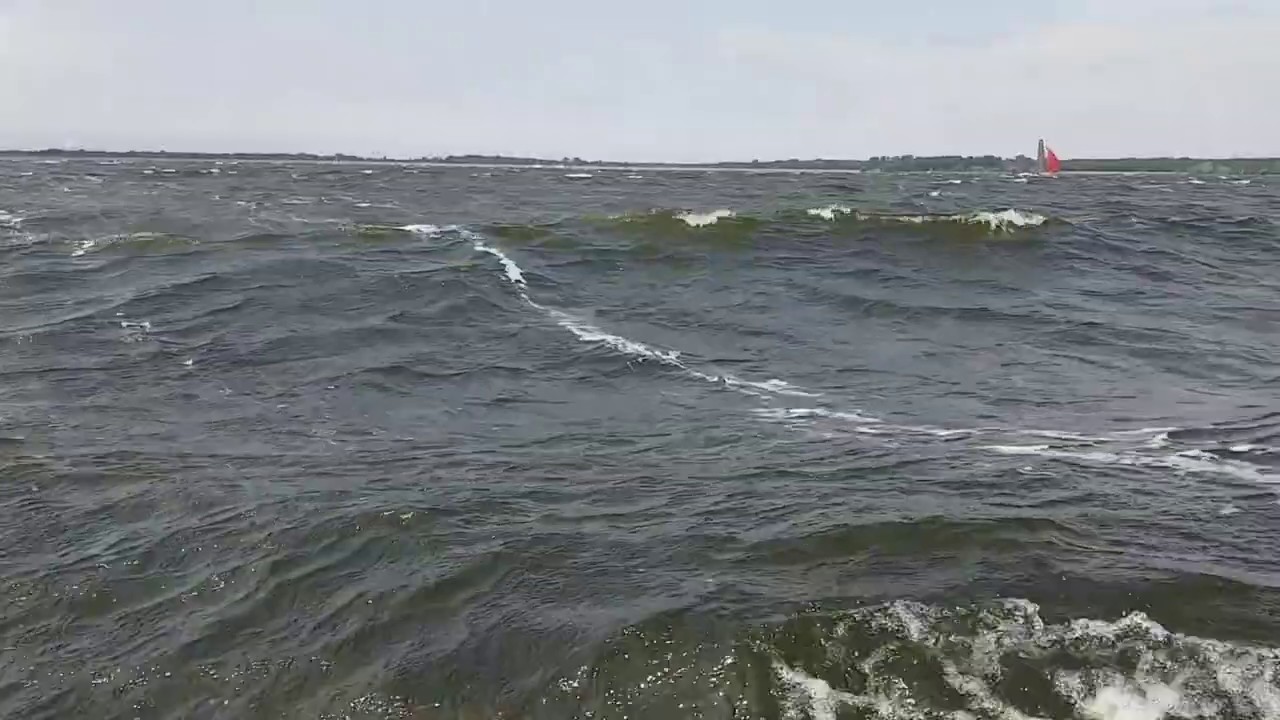 RiverFox 390 na dużej fali.