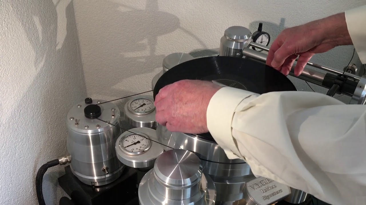 VYGER Indian Signature Turntable - Playing a Record