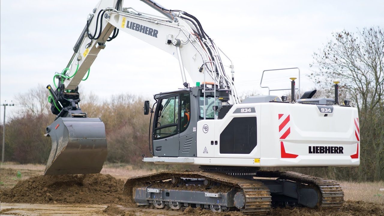 New Bradpave Liebherr R938 demonstrating Steelwrist Attachment