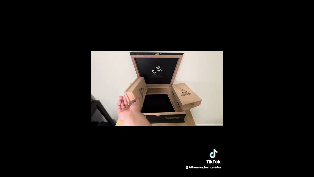 Got this awesome Foundation Cigars case! 
