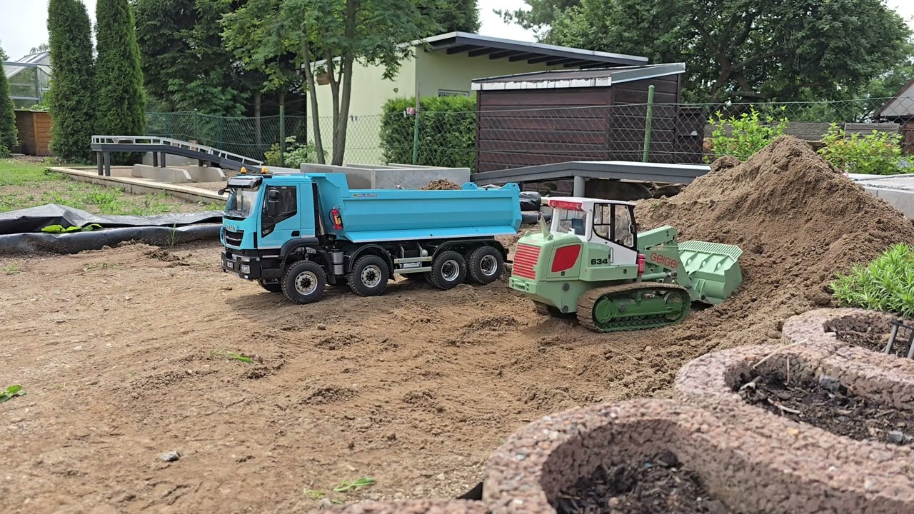 RC Carson Laderaupe Liebherr 634 Firma Geiger beim beladen von Lkws in 1:14