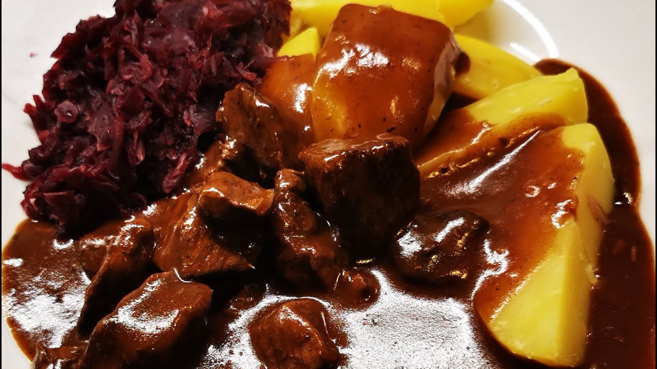 Hirschragout im Topf geschmort